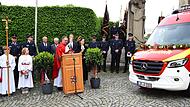 Pfarrerin Bettina Beck und Pfarrer Christian Montag stellten das neue Feuerwehrfahrzeug unter den Segen Gottes.
