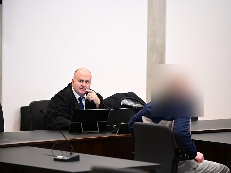 Das  Bild zeigt Rechtsanwalt Michael Zahareas aus N&uuml;rnberg und den Angeklagten aus Erlangen.