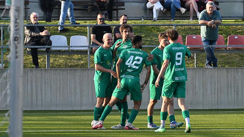 Der im Vorjahr noch beim SSV Kasendorf in der Bezirksliga kickende Josef Ziegler (links) freut sich über sein erstes Bayernliga-Tor für den TSV Neudrossenfeld. Es war das 1:0 gegen den FC Ingolstadt II (Endstand 2:2).
