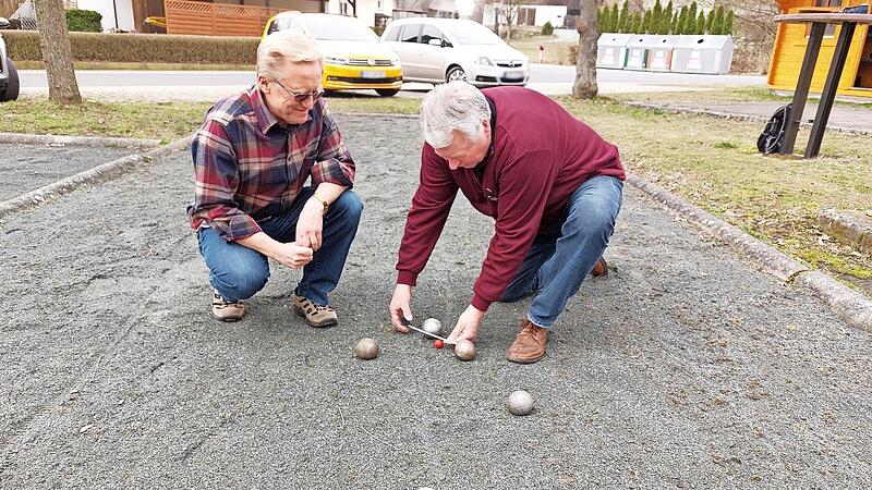 Karl-Heinz Sladek (links) und Wolfgang Franz sind vom Boulespiel begeistert. Bei der Punktevergabe kommt es oft auf Millimeter an.