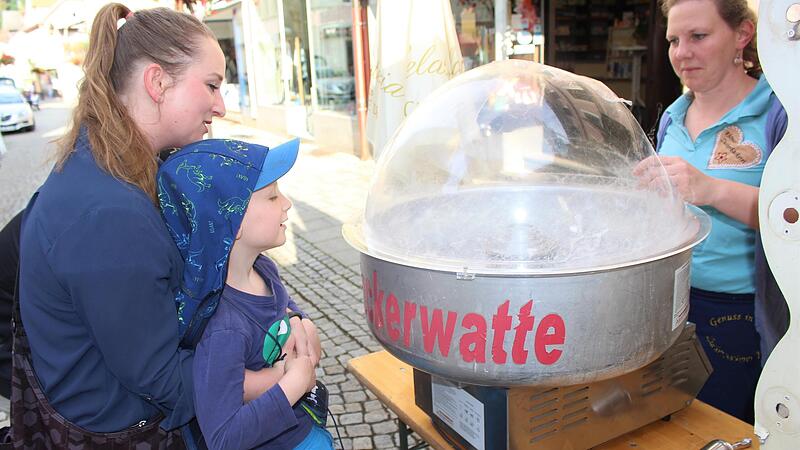 Zuckerwatte ist bei den Kindern besonders beliebt.