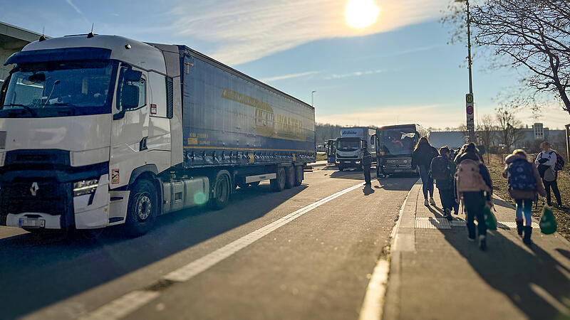 Auch die vielen Laster, die sonst durch die Bamberger Straße fahren, müssen jetzt zwischen den Schulen durch.