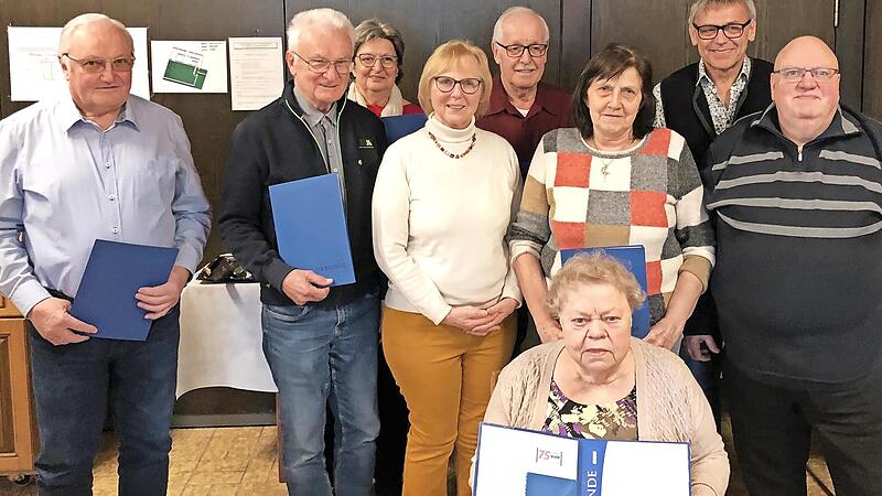 Die geehrten langj&auml;hrigen VdK-Mitglieder: Renate K&ouml;ferlein f&uuml;r 40 Jahre Mitgliedschaft (vorne), (hinten von links nach rechts) Hans H&uuml;bschmann (25 Jahre), Rainer Koch (30), VdK OV-Vorsitzende Helga Kuplich-Schramm, Gabriele Raube (25), Stellvertre...