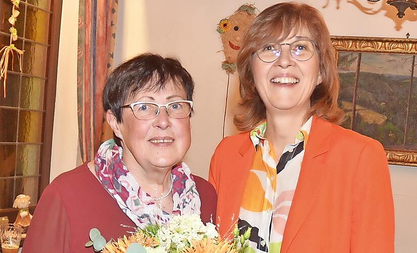 Ottilie Bischoff (links) wurde f&uuml;r 25-j&auml;hrige Treue und Mitarbeit beim Kapellenbauverein Burggrub durch Vorsitzende Angelika Rosenbauer-Chukwu ausgezeichnet.