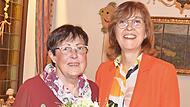 Ottilie Bischoff (links) wurde f&uuml;r 25-j&auml;hrige Treue und Mitarbeit beim Kapellenbauverein Burggrub durch Vorsitzende Angelika Rosenbauer-Chukwu ausgezeichnet.