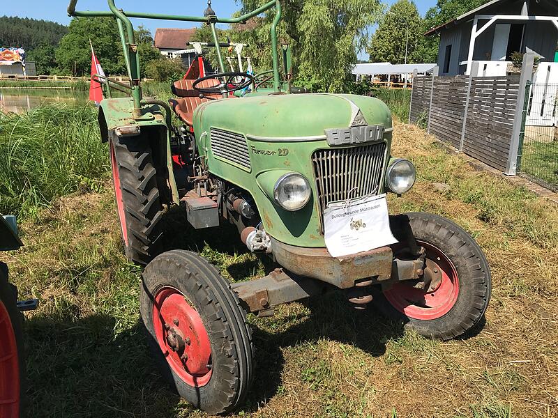 1000 Jahre Ailsbach: Die Oldtimer gl&auml;nzten und tuckerten um die Wette
