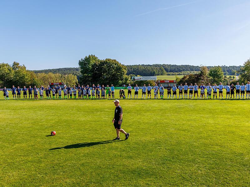 Promi-Elf des Sternstunden e.V. und die Mannschaft des TSV Vestenbergsgreuth bei der Aufstellung