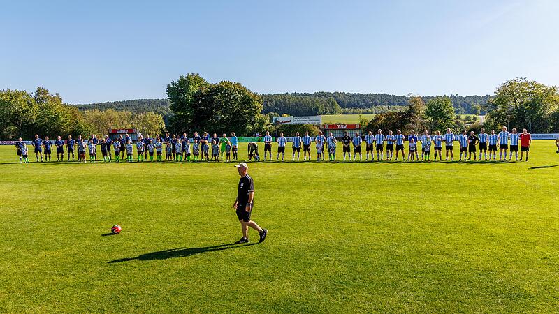 Promi-Elf des Sternstunden e.V. und die Mannschaft des TSV Vestenbergsgreuth bei der Aufstellung