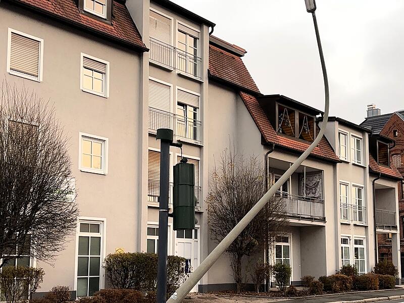 Ein Lkw-Fahrer beschädigte eine Ampelanlage und einen Laternenmast.