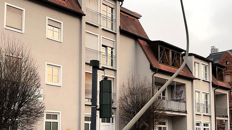 Ein Lkw-Fahrer beschädigte eine Ampelanlage und einen Laternenmast.