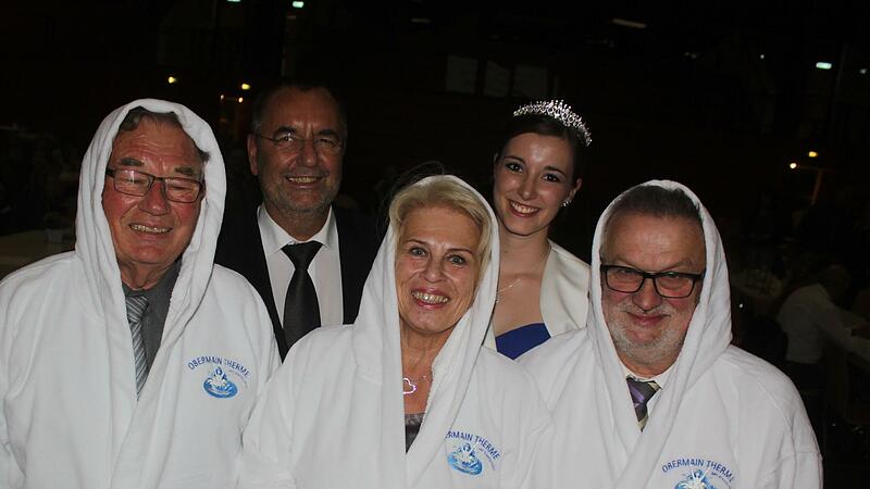 Vor fünf Jahren feierten die Staffelsteiner „15 Jahre Bad“. Die Mienen sind entsprechend heiter (von links): Altbürgermeister Baptist Faulstich, der damalige Bürgermeister Jürgen Kohmann, Renate Leutner, Gattin des Altlandrates Reinhard Leutner, die damalige Thermenkönigin Katharina Pflaum und Altbürgermeister Georg Müller.