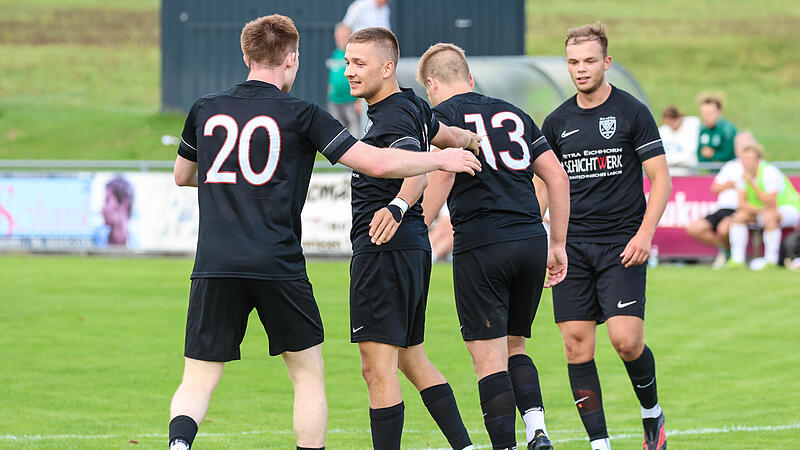 Neukenroths Doppeltorschütze Jonas Nickol (2. v.l.) feiert seinen zweiten Treffer und das Lebenszeichen seiner Mannschaft. Neukenroths Doppeltorschütze Jonas Nickol (2. v.l.) feiert seinen zweiten Treffer und das Lebenszeichen seiner Mannschaft.