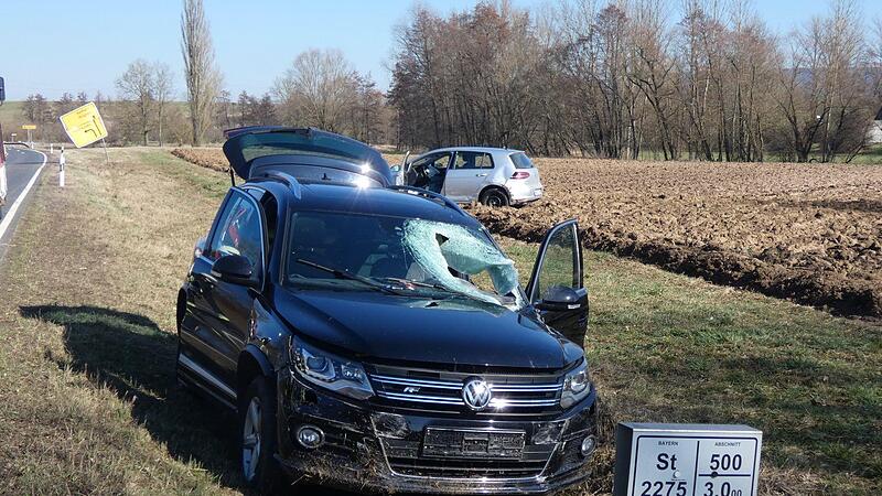 Kurz vor R&ouml;mershofen kam es am Montagvormittag zu einem schweren Verkehrsunfall, nachdem ein 61-j&auml;hriger Mann in Lebensgefahr schwebt.  Der VW Tiguan (vorne) und der VW Golf kamen beide von der Fahrbahn ab, wobei er genaue Unfallhergang nach Aussage der Polizei noch nicht feststeht.