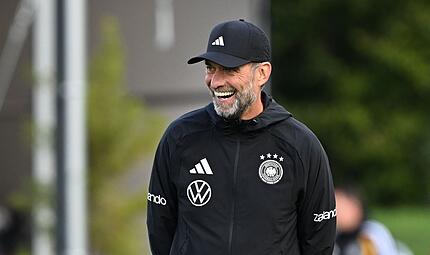 Immer ein Grinsen auf dem Gesicht: J&uuml;rgen Klopp w&auml;hrend einer Einheit in Herzogenaurach.