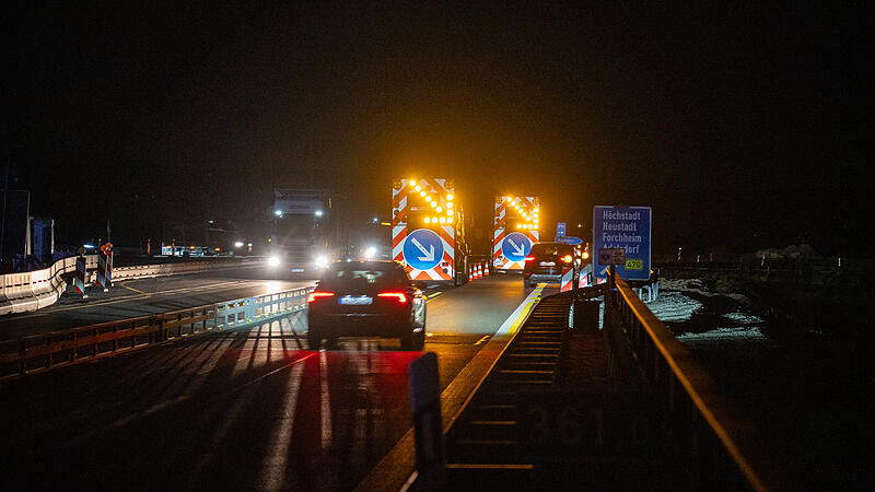 Am Mittwochabend (20,03.2024) kam es auf der Baustelle der A3, zwischen den Anschlussstellen H&ouml;chstadt-Nord und H&ouml;chstadt Ost zu einem Zwischenfall. Ein Bohrger&auml;t hat die auf H&ouml;he der Ortschaft Etzelskirchen (Lkr. Erlangen-H&ouml;chstadt) verlaufene Hochspannungsleitung massiv besch&auml;digt. Zwei Leitungen sind komplett abgerissen, weitere Leitungen sind stark besch&auml;digt.&nbsp;Um die Sicherheit aller Verkehrsteilnehmer zu gew&auml;hrleisten, wurde die A3 in beide Richtungen komplett gesperrt. Reparaturarbeiten in der Nacht seien zu gef&auml;hrlich sind die ersten Informationen von der Polizei.&nbsp;Die stark befahrenen A3 wird voraussichtlich bis Donnerstagnachmittag gesperrt bleiben m&uuml;ssen. Man rechnet damit, dass sich zum Berufsverkehr ein erheblichen Verkehrschaos entwickeln wird.&nbsp;Bereits in der Nacht waren die Umleitungsstrecken &uuml;berlastet und der Schwerlastverkehr qu&auml;lte sich durch enge Ortschaften.&nbsp; Foto: NEWS5 / Merzbach Weitere Informationen... https://www.news5.de/news/news/read/30815