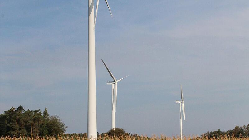 Das Ende der Windräder bei Tremersdorf steht kurz bevor. Wenn alles nach Plan läuft, sollen die Rückbauarbeit am 9. September beginnen.