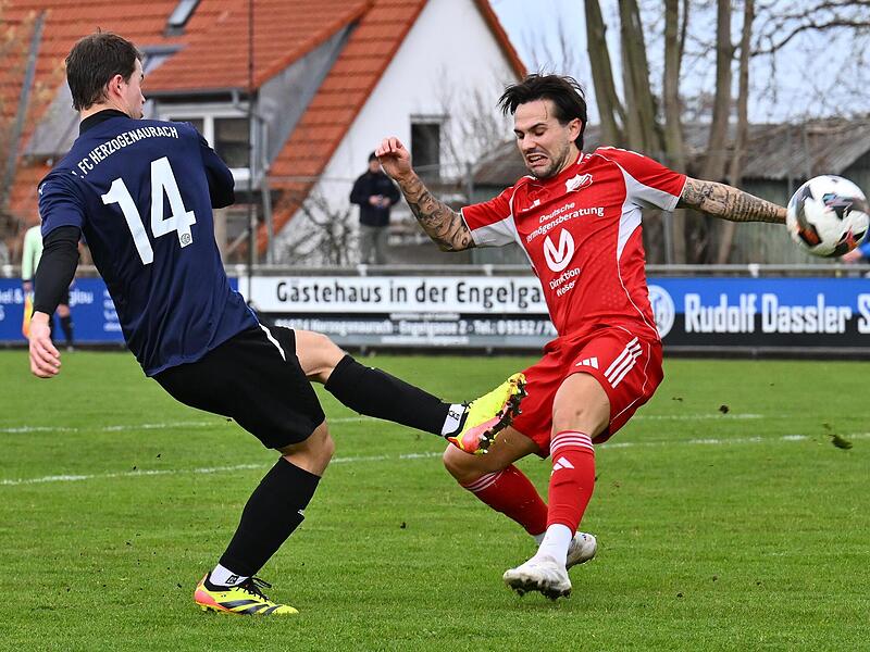 Der Herzogenauracher Tom Galasek zieht ab, bevor Daniel Melchner in den Zweikampf kommt. Der Herzogenauracher Tom Galasek zieht ab, bevor Daniel Melchner in den Zweikampf kommt.