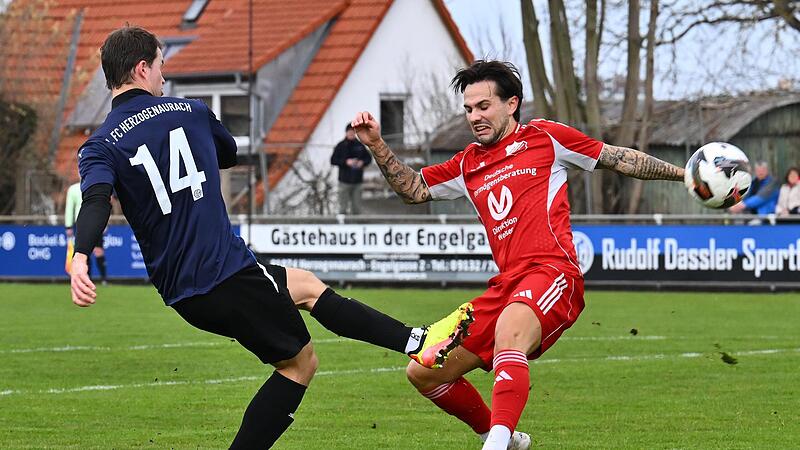 Der Herzogenauracher Tom Galasek zieht ab, bevor Daniel Melchner in den Zweikampf kommt. Der Herzogenauracher Tom Galasek zieht ab, bevor Daniel Melchner in den Zweikampf kommt.