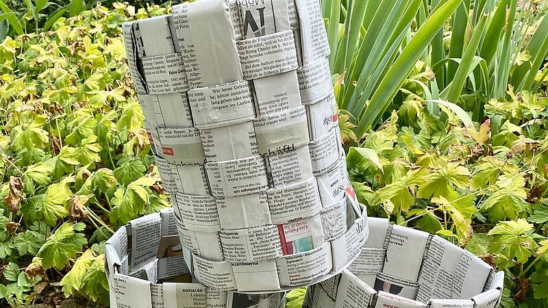 Grundschüler aus Vierreth-Trunstadt stellen Körbe aus gelesenen Zeitungen her.