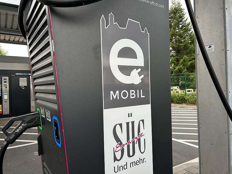E-Tankstelle der S&Uuml;C: Modern, aber nat&uuml;rlich mit Veste!