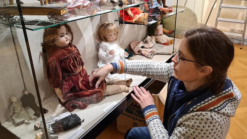 Vorsichtig stellt Dagmar Br&uuml;tting die &auml;lteste Puppe in die Vitrine. Die Sonderausstellung &bdquo;Historisches Spielzeug unter dem Weihnachtsbaum&ldquo; im Heimatmuseum Ebermannstadt &ouml;ffnet am 24. November.Forchheim & Fr&auml;nkische Schweiz