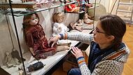Vorsichtig stellt Dagmar Br&uuml;tting die &auml;lteste Puppe in die Vitrine. Die Sonderausstellung &bdquo;Historisches Spielzeug unter dem Weihnachtsbaum&ldquo; im Heimatmuseum Ebermannstadt &ouml;ffnet am 24. November.Forchheim & Fr&auml;nkische Schweiz