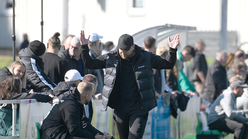 Sport Fu&szlig;ball Saison 2025 / 2026 Bayernliga Nord  12. Spieltag am Freitag  03.10.2025 Spielort Sportanlage Am Weinberg Neudrossenfeld Kunstrasenplatz  Spielbeginn 11.00 h  TSV Neudrossenfeld   gegen FC Coburg Halbzeitergebnis 0:0 Endstand 2:0 Carl-Philip