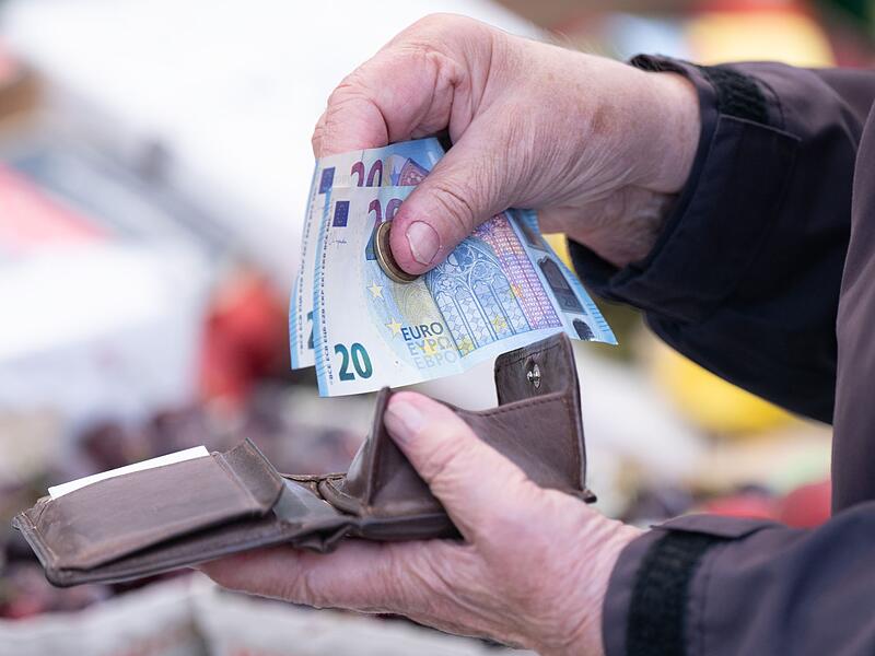 Die Löhne steigen: Beschäftigte haben mehr Geld zum Ausgeben Die Löhne steigen: Beschäftigte haben mehr Geld zum Ausgeben