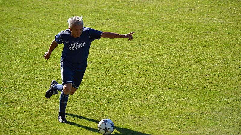 Erwin M&uuml;ller spielt auch im hohen Alter noch aktiv Fu&szlig;ball, wie hier bei einem Spiel vor etwa f&uuml;nf Jahren.