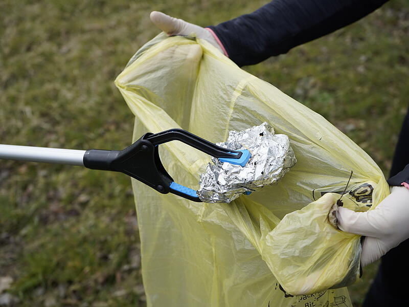 M&uuml;llsammeln bei Ramadama Aktion