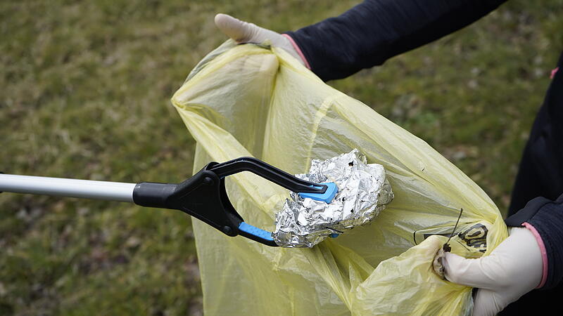 M&uuml;llsammeln bei Ramadama Aktion