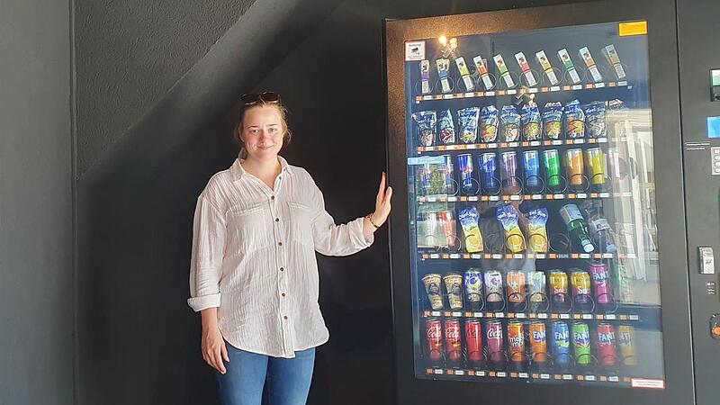 Ulrike Spengler vor einem ihrer insgesamt vier Automaten, die rund um die Uhr mit Alltagsartikeln gef&uuml;llt sind.