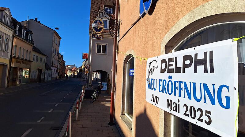 Restaurant Delphi Mit einem großen Plakat kündigen die Betreiber des Restaurant „Delphi“ in der Siechenstraße die Neueröffnung für Mai 2025 an.