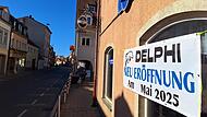 Restaurant Delphi Mit einem großen Plakat kündigen die Betreiber des Restaurant „Delphi“ in der Siechenstraße die Neueröffnung für Mai 2025 an.