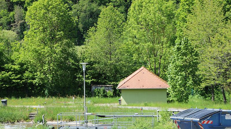 Die Kläranlage Aura braucht eine Vorklärung, um ihren Klärschlamm verwerten und die Anlage an den Stand der Technik anpassen zu können. Der Gemeinderat befürwortete einstimmig die vorgelegte Planung, die mit rund 200.000 Euro abschließt.