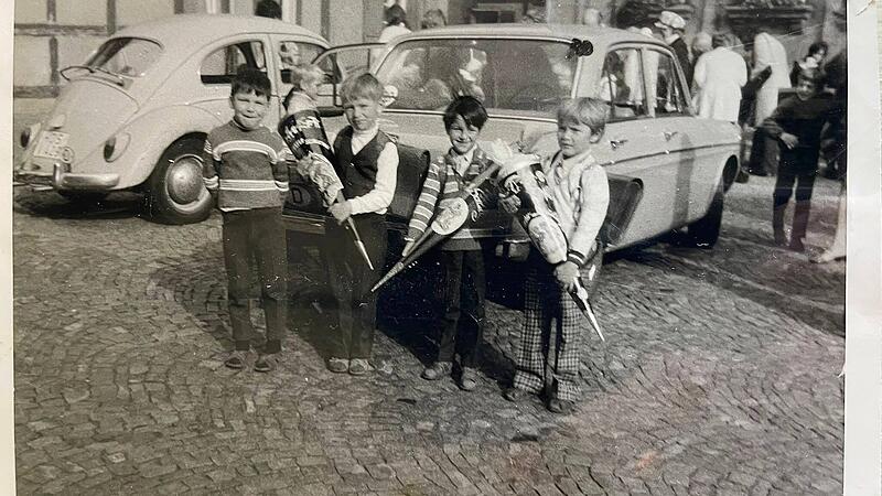 Walter Nussel mit Klassenkameraden bei seiner Einschulung.