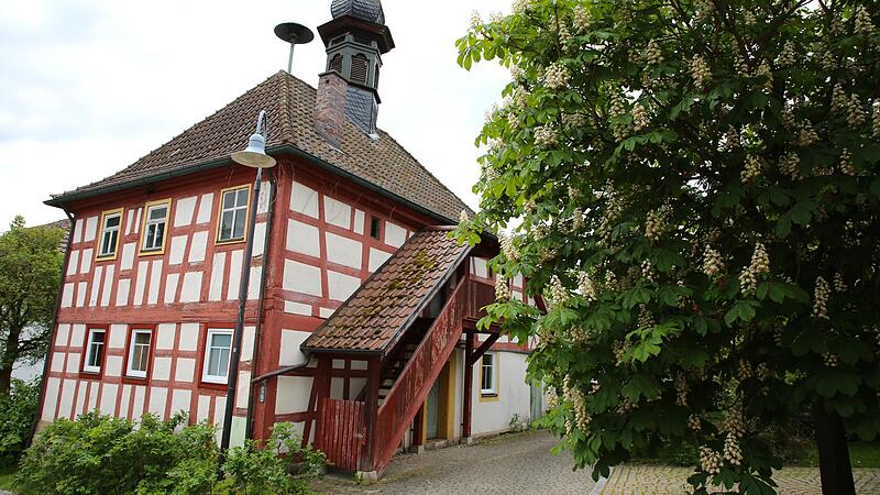 Hattersdorf hat ein bauf&auml;lliges Dorfgemeinschaftshaus samt Glockenturm, der jeden Moment abst&uuml;rzen k&ouml;nnte.