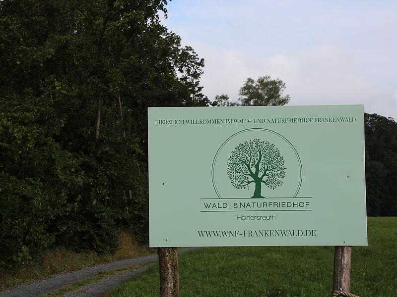 Schild vom Wald- und Naturfriedhof Heinersreuth