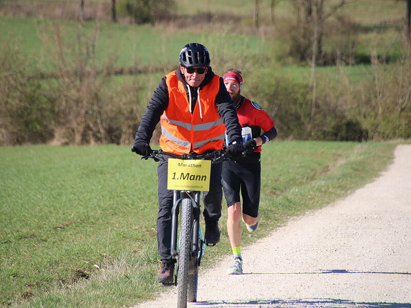 Strahlender Sonnenschein, aber nur niedrige Plusgrade erwartete die L&auml;ufer beim 19. Obermain-Marathon rund um Bad Staffelstein. Die Marathon-Strecke f&uuml;hrte wieder an den beiden Wahrzeichen der Kurstadt, dem Kloster Banz und der Basilika Vierzehnheiligen vorbei.