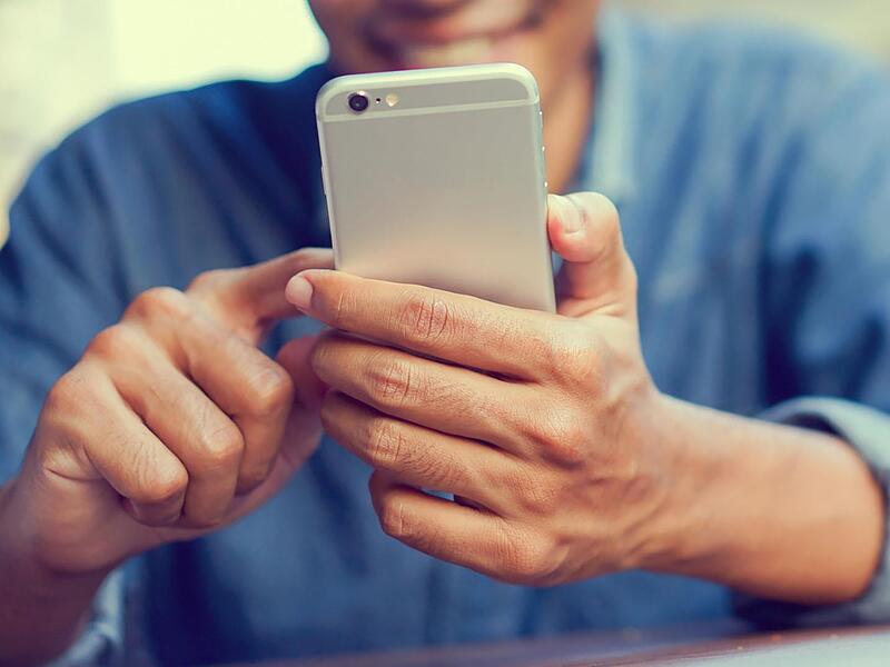 Bei Android-Smartphones kann unter Einstellungen (Telefoninfo oder über das Telefon/Softwareinformationen) abgerufen werden, wie aktuell die Software ist.