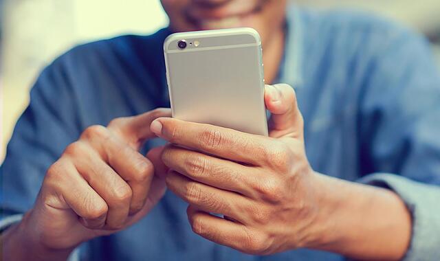 Bei Android-Smartphones kann unter Einstellungen (Telefoninfo oder über das Telefon/Softwareinformationen) abgerufen werden, wie aktuell die Software ist. Bei Android-Smartphones kann unter Einstellungen (Telefoninfo oder über das Telefon/Softwareinformationen) abgerufen werden, wie aktuell die Software ist.