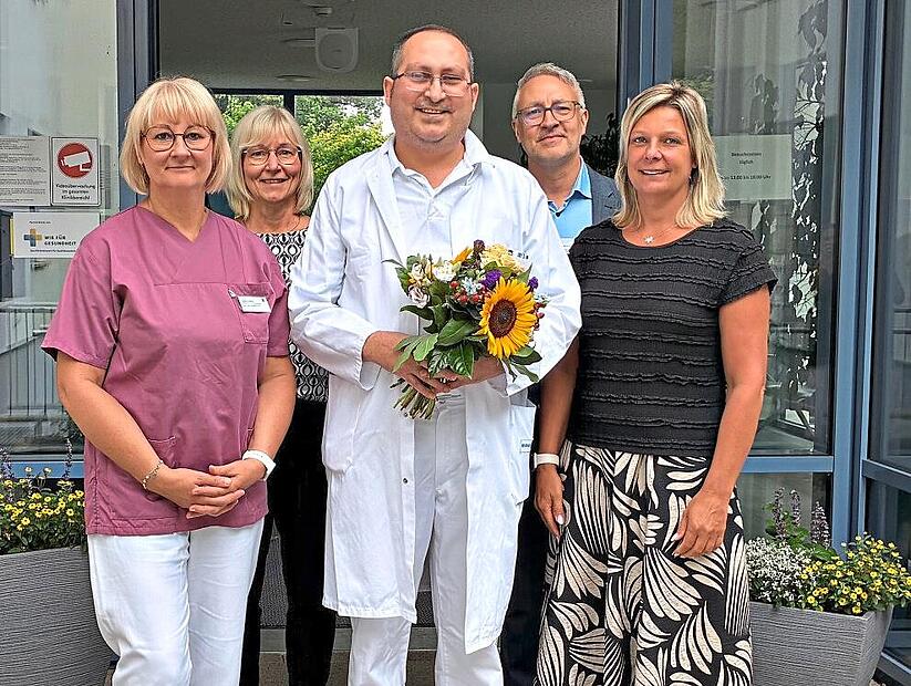 MFA Diana Höfler, Verwaltungsmitarbeiterin Annette Koschwitz, Riyadh Mahfoud, Klinikmanager Marco Zipfel und MVZ-Koordinatorin Nadine Diller (von links). SKOF MFA Diana Höfler, Verwaltungsmitarbeiterin Annette Koschwitz, Riyadh Mahfoud, Klinikmanager Marco Zipfel und MVZ-Koordinatorin Nadine Diller (von links). SKOF