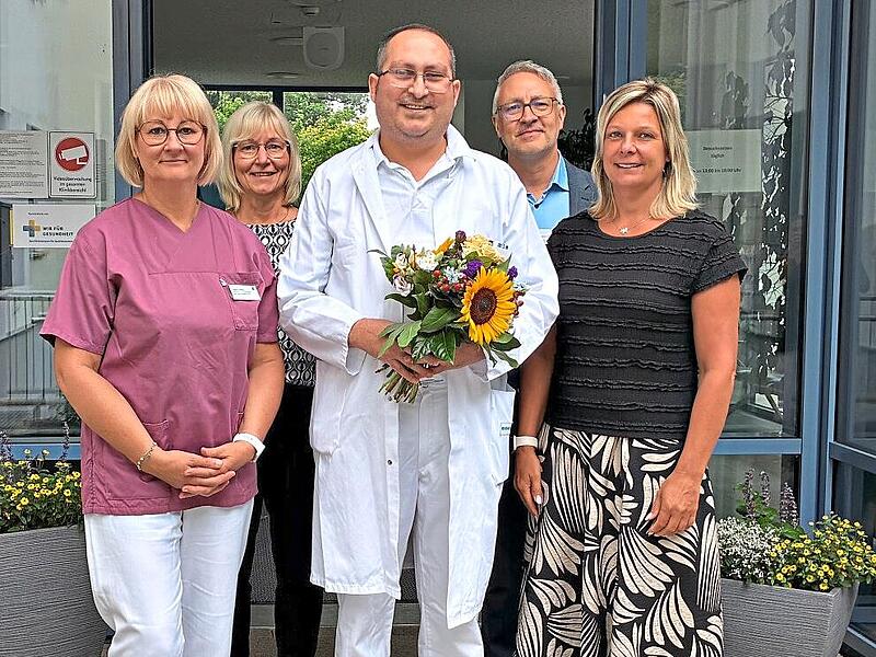 MFA Diana H&ouml;fler, Verwaltungsmitarbeiterin Annette Koschwitz, Riyadh Mahfoud, Klinikmanager Marco Zipfel und MVZ-Koordinatorin Nadine Diller (von links). SKOF