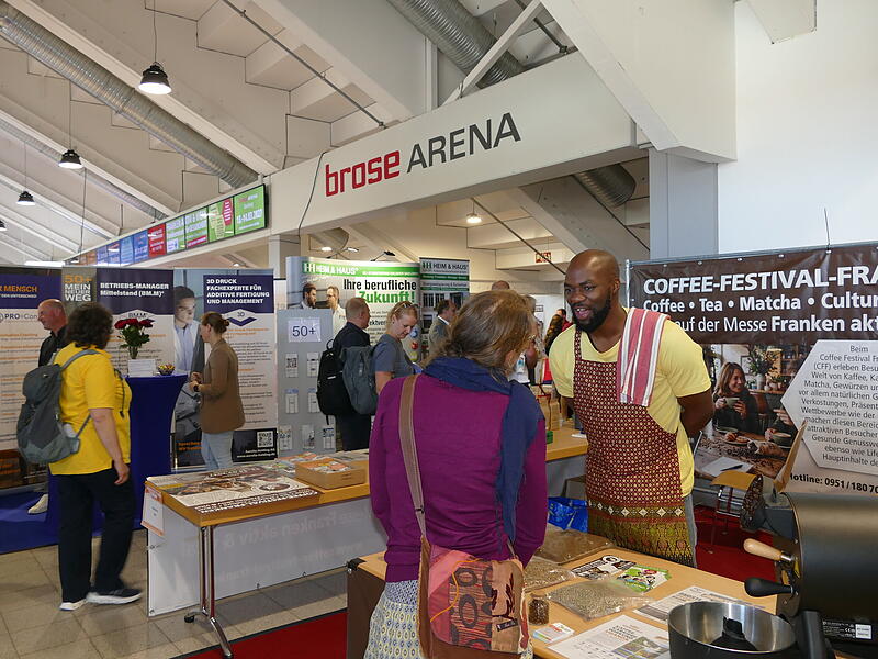 Rund 50 Aussteller unterschiedlicher Branchen stellten sich auf der frankenweiten Jobmesse in der Brose Arena vor.