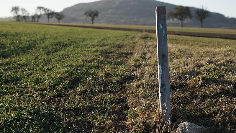 An dieser Fläche an der Bernbrunner Straße oberhalb von Unterleichtersbach beißen sich Menschen aus der Großgemeinde Oberleichtersbach und von außerhalb fest. Sie wollen, dass dort ein Solarpark entsteht.