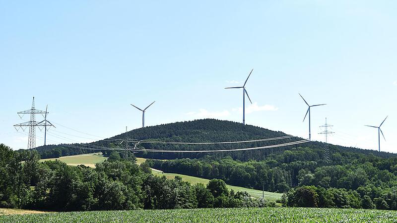 Eine geplante Windenergieanlage war das allumfassende Thema bei einer Sondersitzung des Stadtrates. Im Bild die bestehende Anlage bei Reuth/Kirchlein.