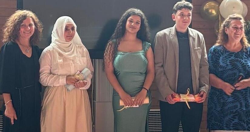 Beate Ruff (Klassenleiterin), Nawal Akbar (1,7), Ivana Eftimova (1,7), Noah Herzog (1,5), Monika von Grafenstein (Rektorin, von links)