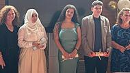 Beate Ruff (Klassenleiterin), Nawal Akbar (1,7), Ivana Eftimova (1,7), Noah Herzog (1,5), Monika von Grafenstein (Rektorin, von links)