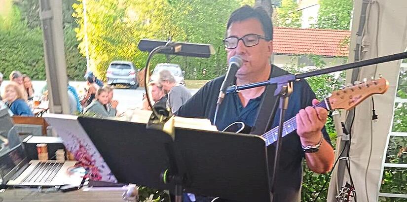 Rainer F&ouml;rtsch spielt zugunsten von &bdquo;1000 Herzen&ldquo; im Braugarten Schm&ouml;lz.Karl- Heinz Hofmann