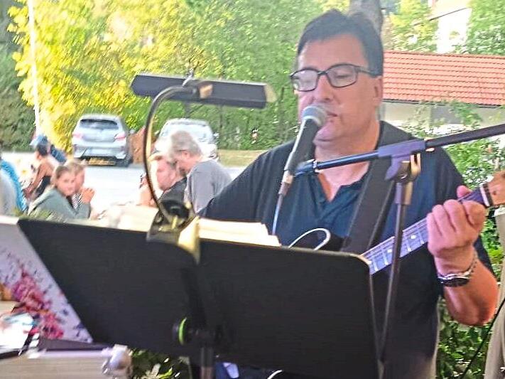 Rainer Förtsch spielt zugunsten von „1000 Herzen“ im Braugarten Schmölz.Karl- Heinz Hofmann Rainer Förtsch spielt zugunsten von „1000 Herzen“ im Braugarten Schmölz.Karl- Heinz Hofmann